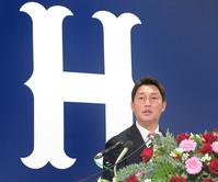 　就任会見で抱負を語る新井新監督