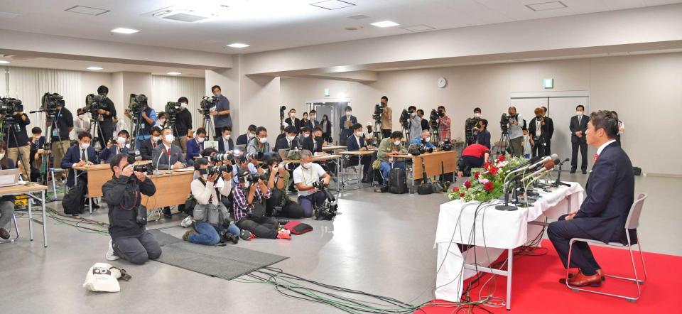 　新井新監督の会見場には多くの報道陣が集まった（撮影・立川洋一郎）