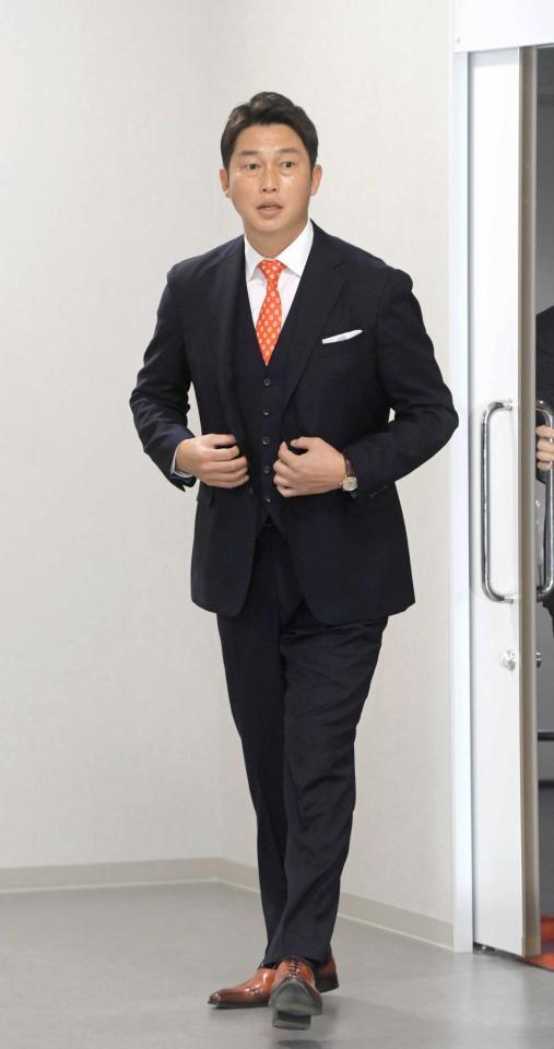 　赤いネクタイに赤い革靴姿で会見へ向かう新井新監督