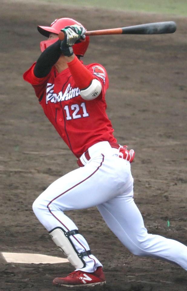 　５回、走者一掃の３点タイムリー二塁打を放った二俣