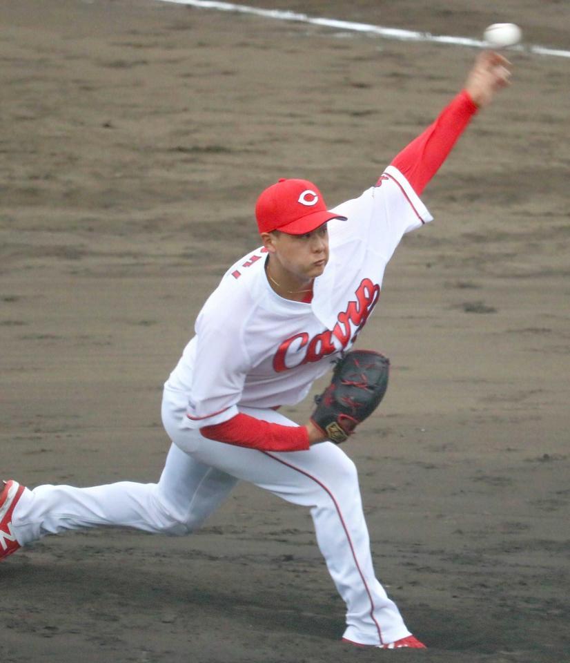 　力強い投球を続ける森（撮影・市尻達拡）