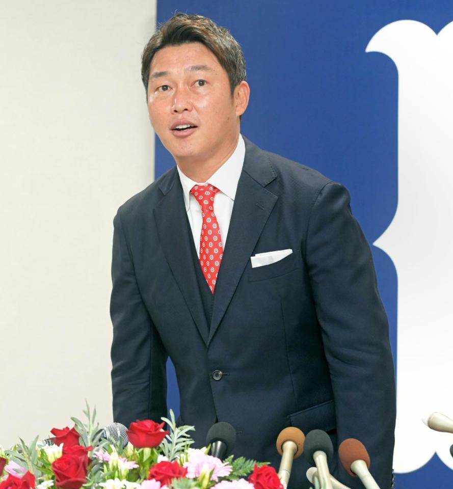 　１２日、就任会見を終えて席を立つ新井新監督