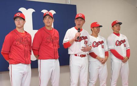 　ユニホームの着心地を聞かれ感想を話す新井監督（中央）＝撮影・立川洋一郎