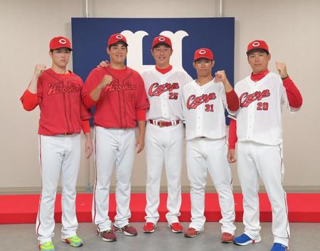 　新ユニホームお披露目記者会見にサプライズで登場し、（左から）森下、九里、（右から）栗林、坂倉と記念撮影に応じる新井監督（撮影・立川洋一郎）