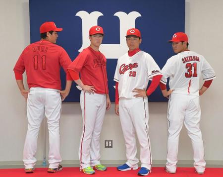 　来季の新ユニホームを披露する（左から）ビジターユニホームの九里、森下、ホームユニホームの栗林、坂倉（撮影・立川洋一郎）