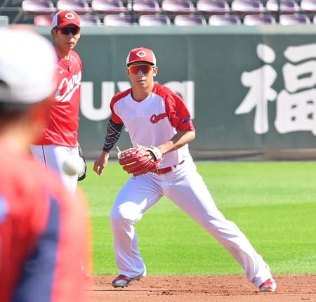 　内野でノックを受ける西川（撮影・立川洋一郎）