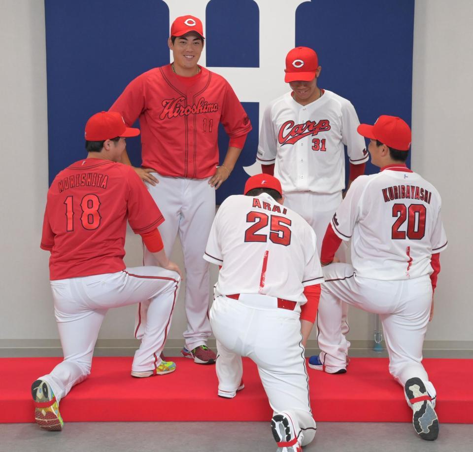 　新ユニホームお披露目記者会見にサプライズで登場した新井監督（中央）に驚く（左から）森下、九里、（右から）栗林、坂倉（撮影・立川洋一郎）