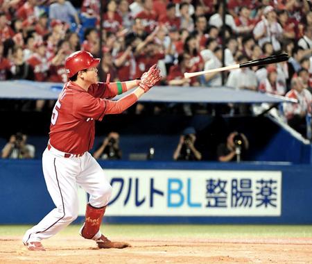 １７年７月７日のヤクルト戦。九回に代打逆転３ランを放つ新井