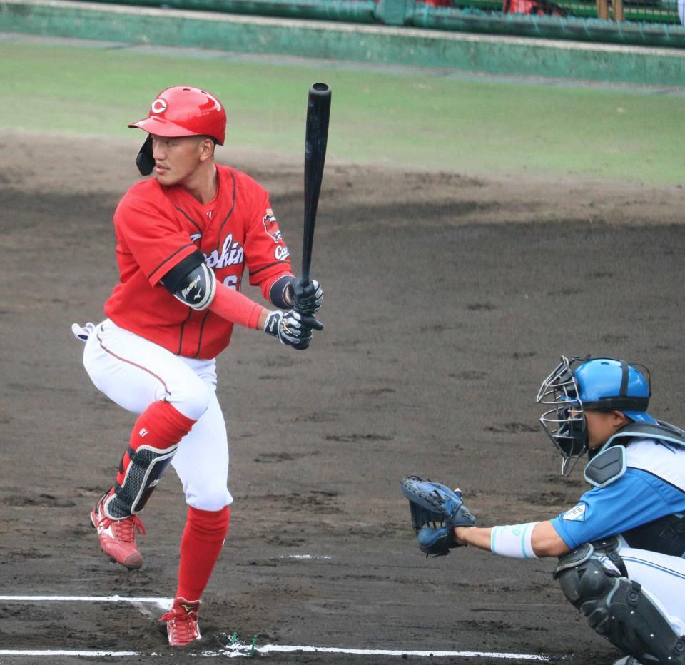 グリップを引きタイミングを取る矢野