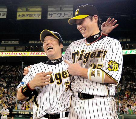 阪神時代の同僚・藤井氏（左）をヘッドに迎える新井新監督＝１１年７月