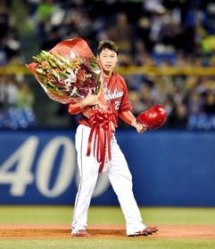 カープ新井新監督　２０００安打達成で球場全体から注がれた祝福が証明したもの