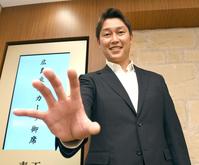 　「くじ引きの際は右手で引き当てる」気合十分の新井監督（撮影・棚橋慶太）