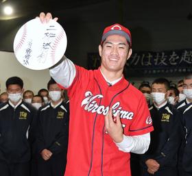 新井新監督も笑顔の広島　単独１位で苫小牧中央・斉藤優汰の交渉権獲得　最速１５１キロの本格派右腕