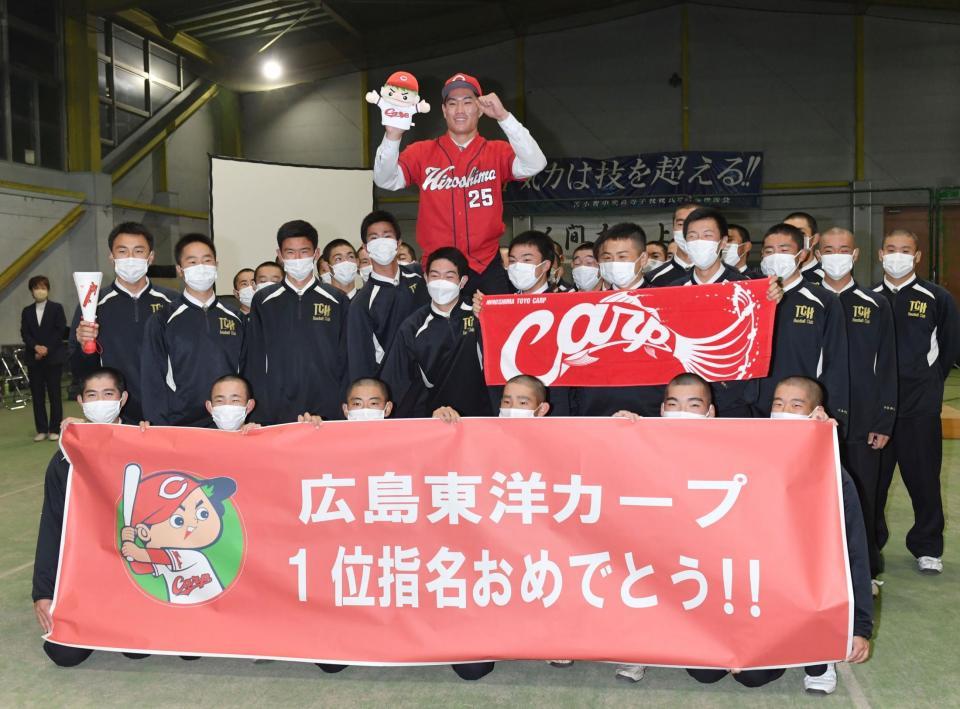 　仲間から祝福される広島ドラ１の苫小牧中央・斉藤優汰（撮影・佐々木彰尚）