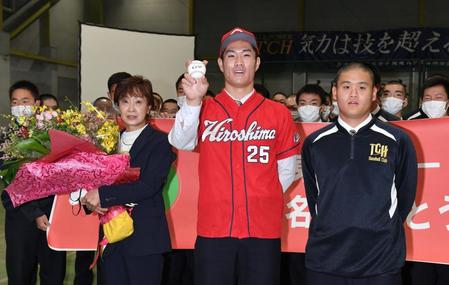 　母・明美さん（左）、弟・翔太さん（右）から祝福される広島ドラ１の苫小牧中央・斉藤優汰（撮影・佐々木彰尚）