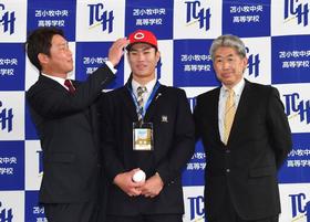 広島　新井貴浩新監督　１位指名・斉藤にあいさつ「黒田さんのように、エースになって」