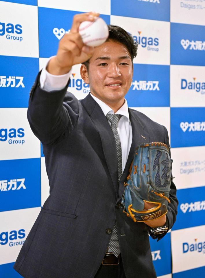 　広島から５位指名を受け、ポーズをとる大阪ガスの河野