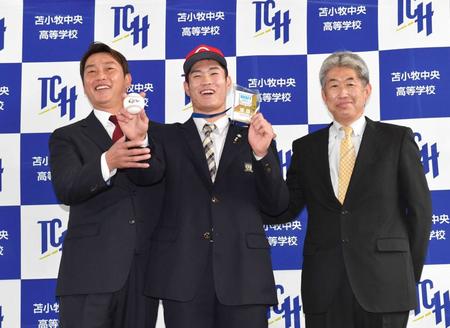 新井監督（左）、近藤スカウト（右）から指名あいさつを受け笑顔の苫小牧中央・斉藤（撮影・佐々木彰尚）