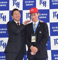 新井監督（左）から「リラックス」と声をかけられる斉藤