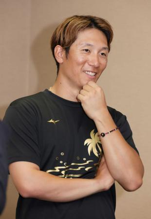 カープ残留を決めて会見をする西川