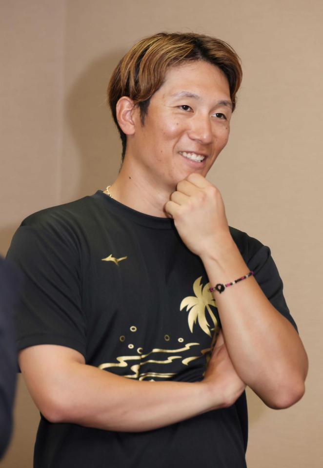 カープ残留を決めて会見をする西川