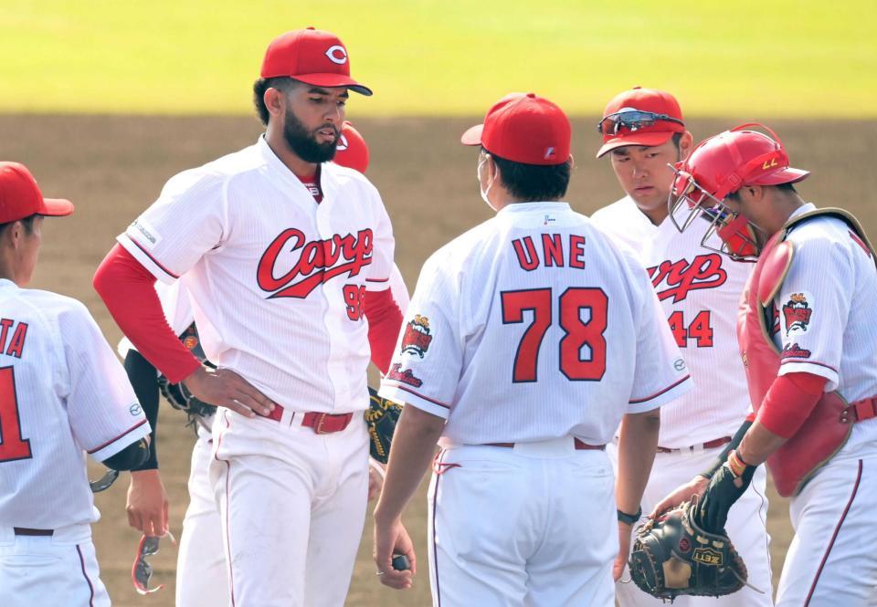 　３回、６点を奪われ畝３軍統括コーチ（中央右）から声を掛けられる（撮影・立川洋一郎）