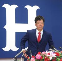 　ヘッドコーチ就任会見を終えて席を立つ藤井彰人氏（撮影・立川洋一郎）