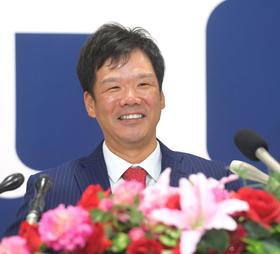 広島・藤井彰人ヘッドコーチが就任会見「まさか自分が？」「いまはワクワク」