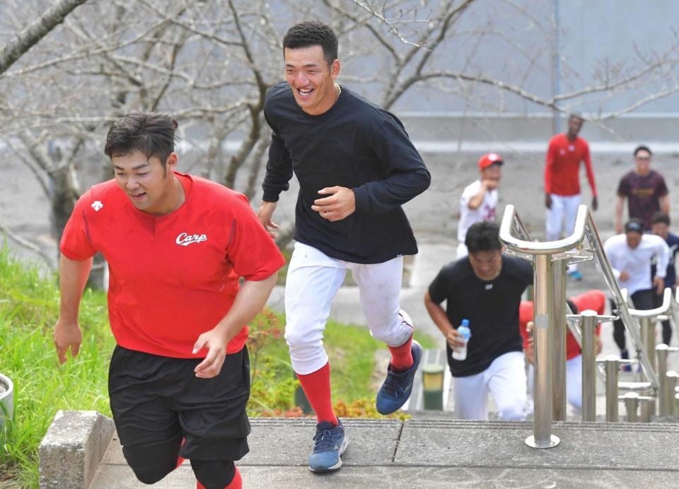 　階段をダッシュで駆け上がる矢野（撮影・立川洋一郎）