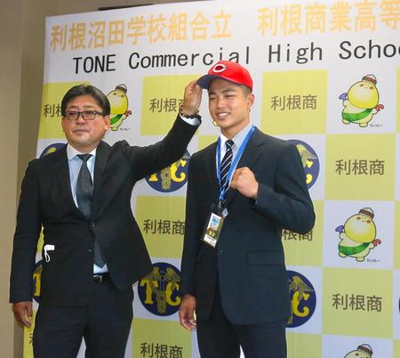 高山スカウトから指名あいさつを受けポーズをとる内田