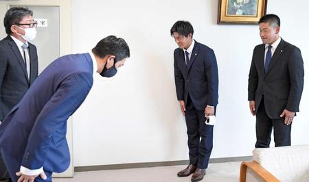 指名あいさつに訪れた（左から）高山、尾形両スカウトを迎える東京ガス・益田（中央）と山口監督（右端）