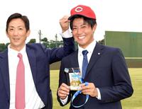 尾形スカウト（左）から帽子をかぶせてもらい笑顔を見せる東京ガス・益田（撮影・佐藤厚）
