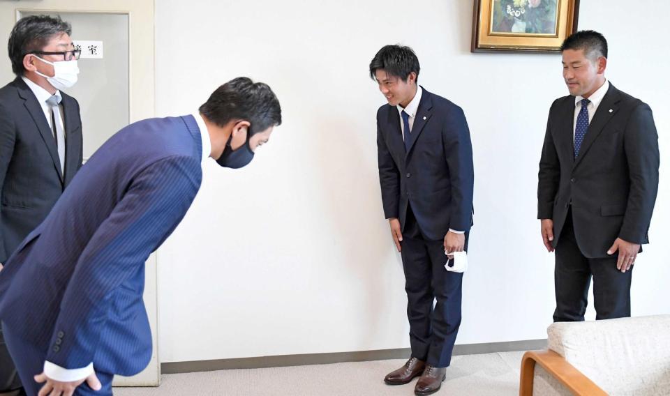 指名あいさつに訪れた（左から）高山、尾形両スカウトを迎える東京ガス・益田（中央）と山口監督（右端）