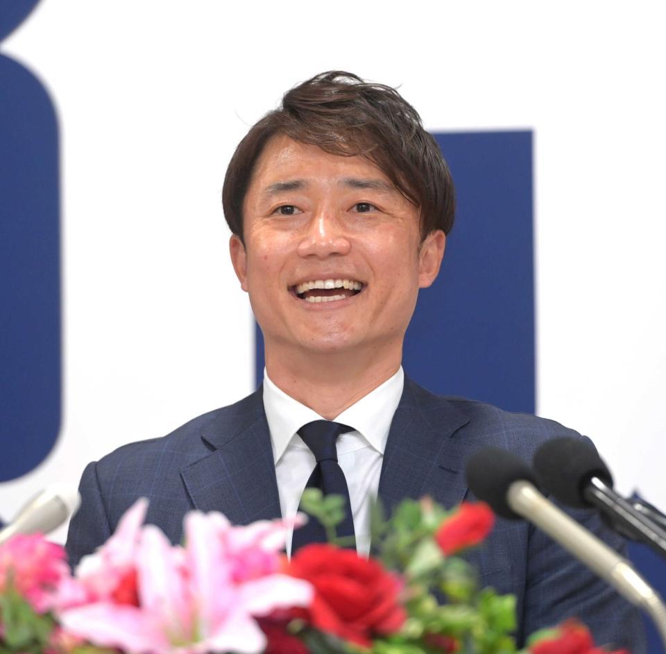 コーチ就任会見に臨む新井良太氏（撮影・立川洋一郎）