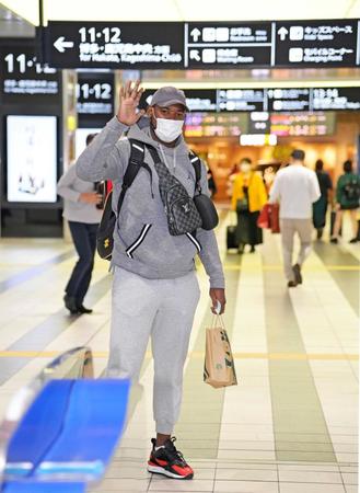 　広島駅を出発し帰国の途に就くフランスア（撮影・立川洋一郎）