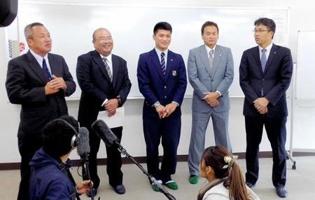 　日本ハムとの交渉を打ち切った履正社・山口（中央）＝２０１６年１１月
