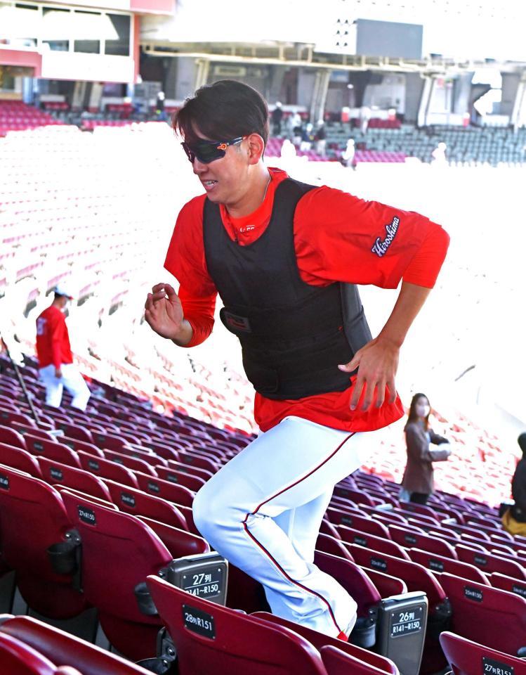 重さ１０キロのベストを着用しながらダッシュする広島・遠藤