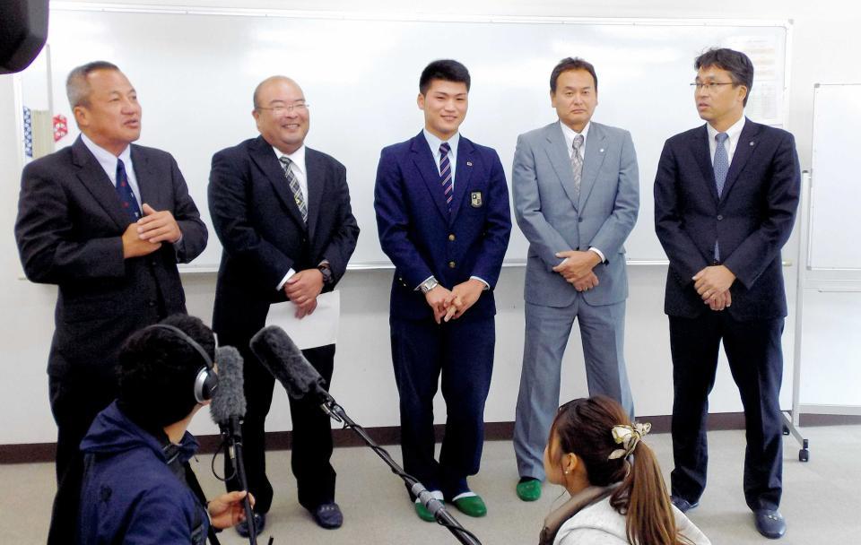 　日本ハムとの交渉を打ち切った履正社・山口（中央）＝２０１６年１１月