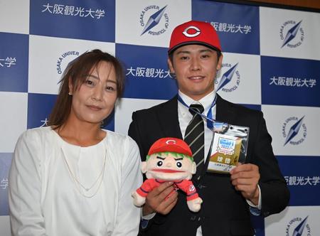 　母・真由美さん（左）と記念写真に納まる大阪観光大・久保修（撮影・高部洋祐）