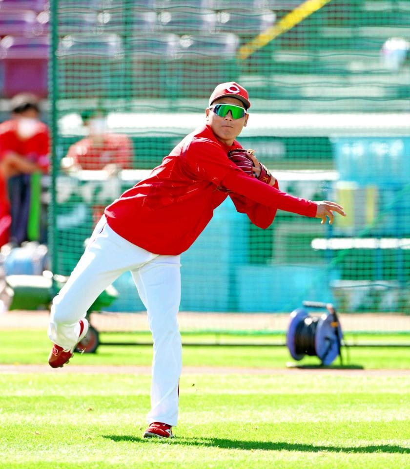 　ノックの打球を処理して送球する栗林（撮影・立川洋一郎）