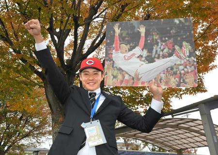 この手で新井監督を胴上げじゃ！広島から指名あいさつを受け、ガッツポーズする大阪観光大・久保（撮影・高部洋祐）