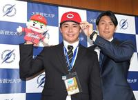 鞘師スカウト（右）に帽子をかぶせてもらった久保