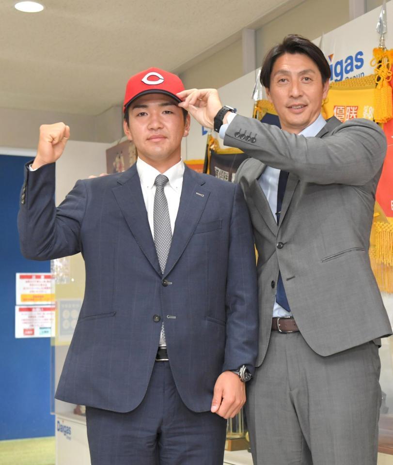 　鞘師スカウトから帽子を被せてもらう大阪ガス・河野佳（左）＝撮影・北村雅宏