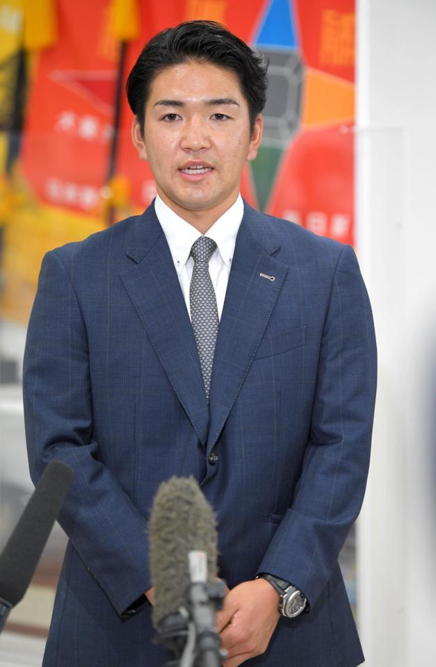 　指名あいさつを終え、会見する大阪ガス・河野佳（撮影・北村雅宏）