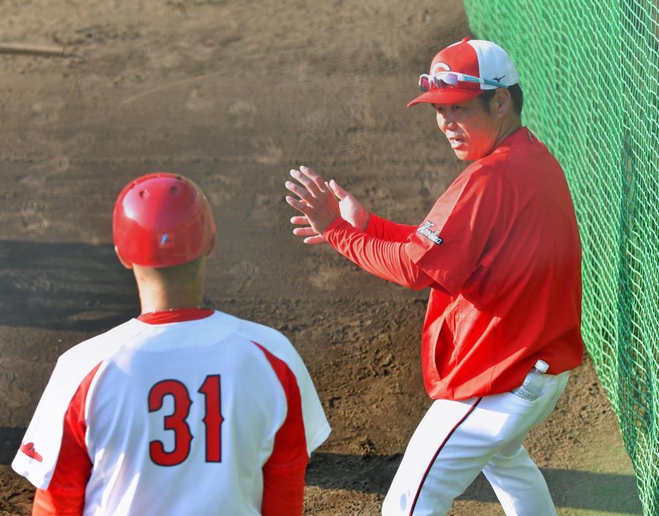 　坂倉（左）にアドバイスする藤井ヘッドコーチ（撮影・立川洋一郎）