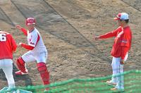 藤井ヘッドコーチ（右）の指導を受けて練習に取り組む坂倉