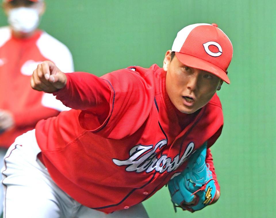 　ブルペン入りして投げ込む栗林（撮影・立川洋一郎）