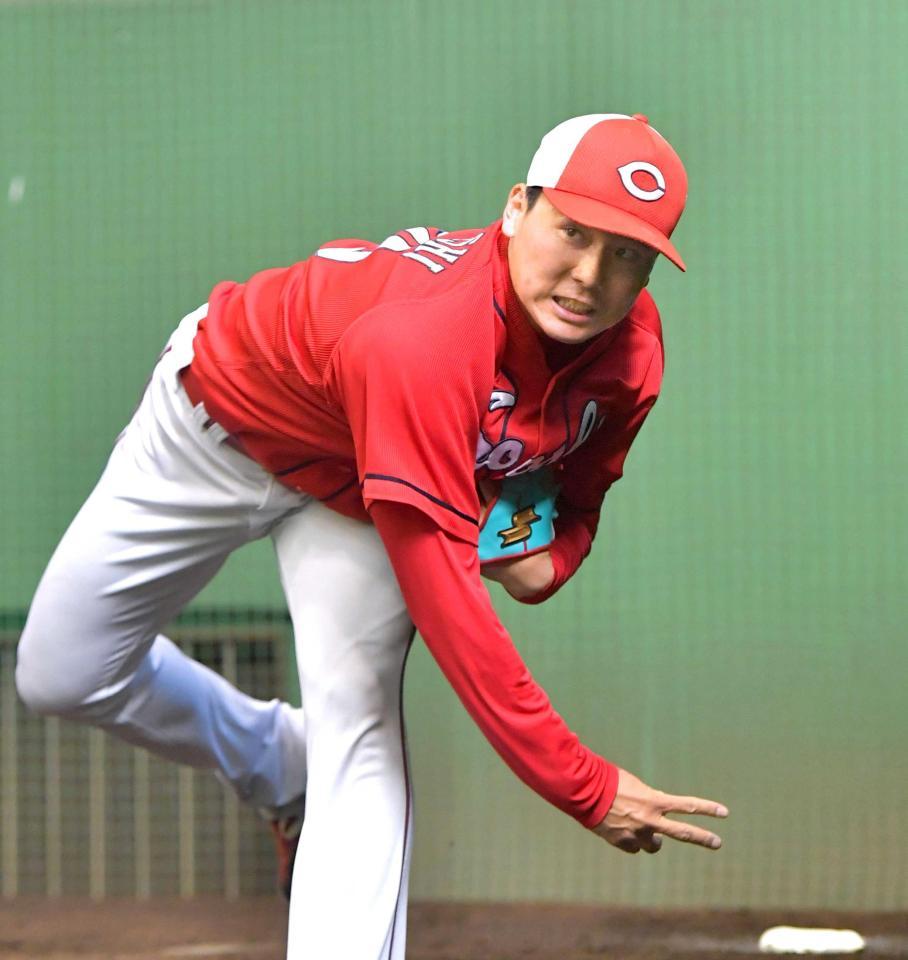 ブルペン入りして投げ込む栗林（撮影・立川洋一郎）