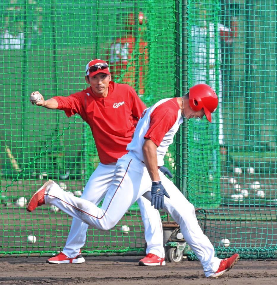 走塁練習で瞬時にスタートを切るタイミングを指導する福地コーチ。手前は野間（撮影・立川洋一郎）
