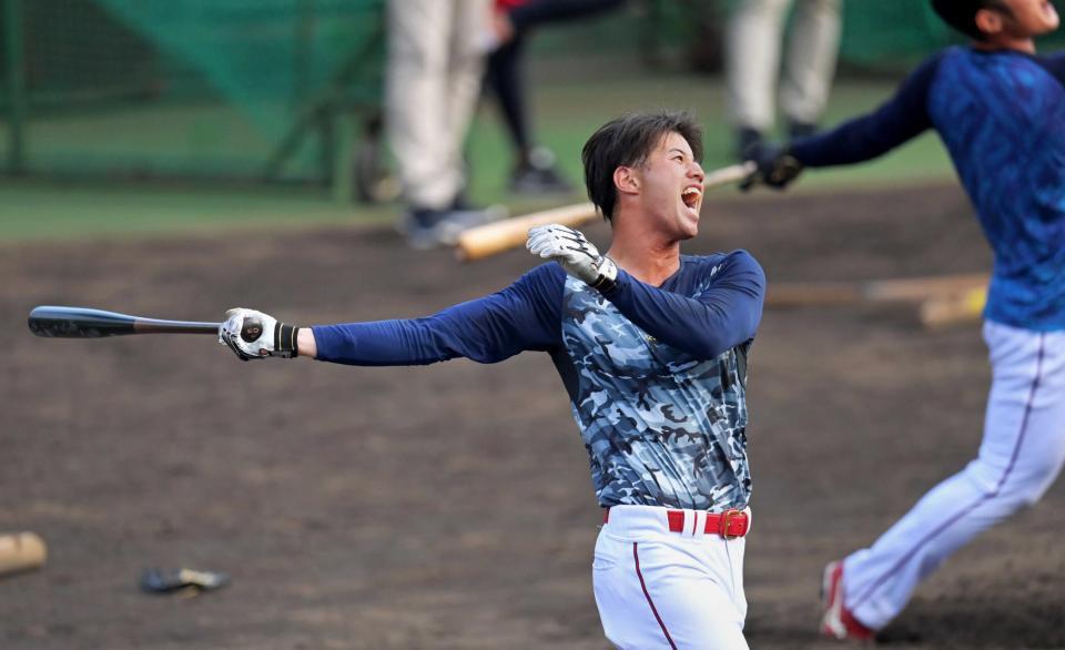 　“長野バット”を使ってロングティーで打ち込む宇草